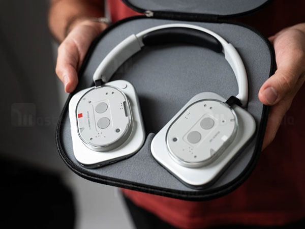 Nothing Phone 3 and headphone 1